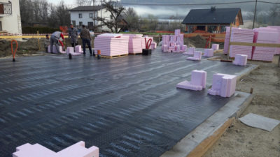 Polaganje JUBHome BASE izolacije temeljne plošče v Ihanu
