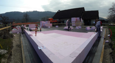 Polaganje JUBHome BASE izolacije temeljne plošče v Ihanu