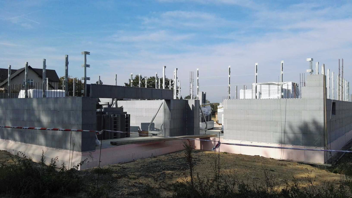 JUBHome BASE in WALL v bližini Prage