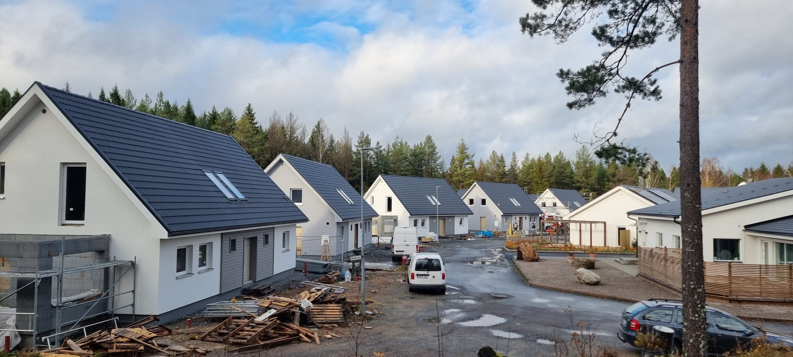 Slika naselja 5 novih hiš na Švedskem, ki so zgrajene z ICF sistemom z ICF sistemom JUBHome
